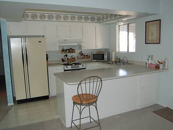Kitchen w/breakfast bar