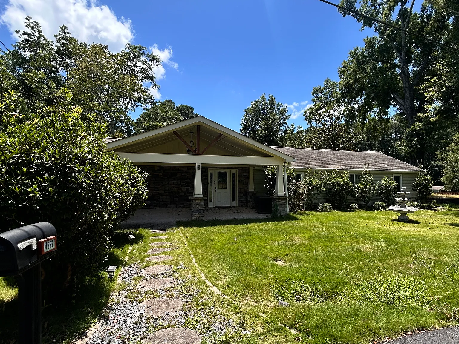 4 bed, 2.5 bath, 2149 sqft, $2,550 — Photo 2