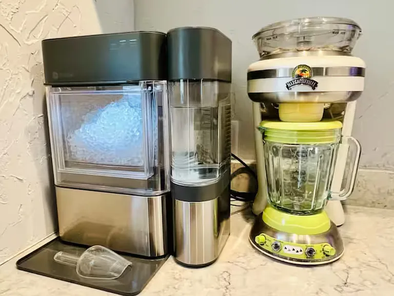 Ice machine and blender - ready to use to mix up some cocktails after a great day at the lake.