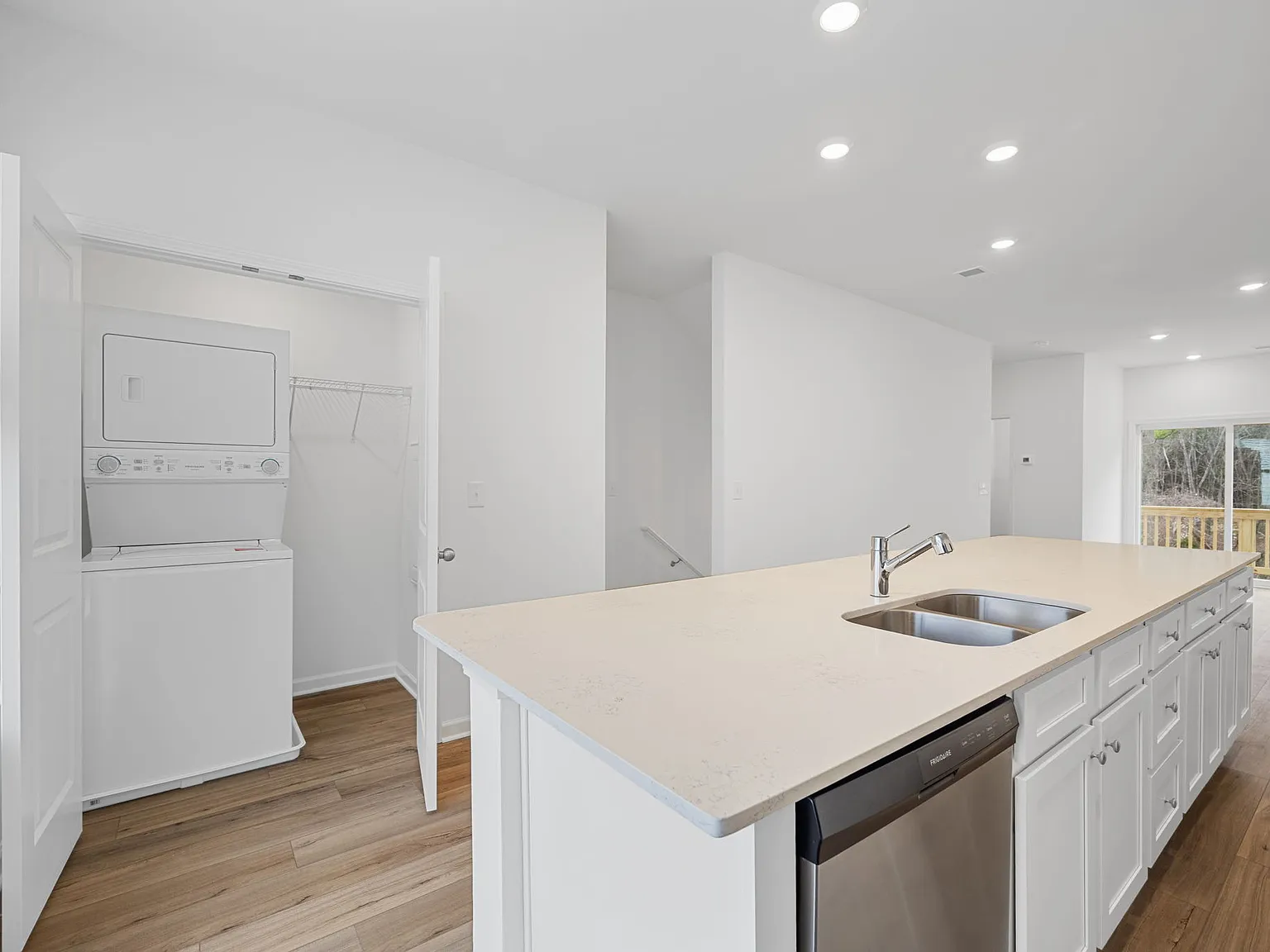 3 bed, 3.5 bath, 1463 sqft, $2,300 — Photo 2
