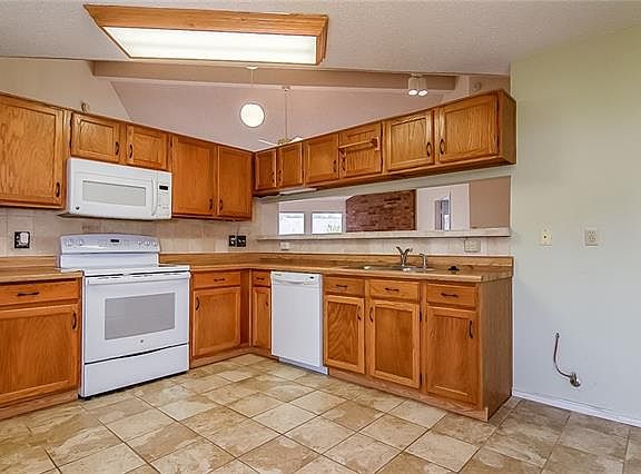 3rd image of 820 Baxter Dr