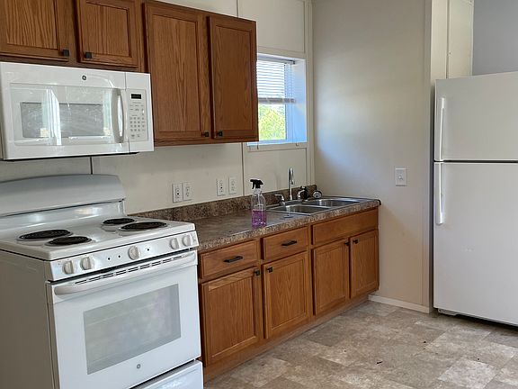 All electric, like new, refrigerator has new icemaker