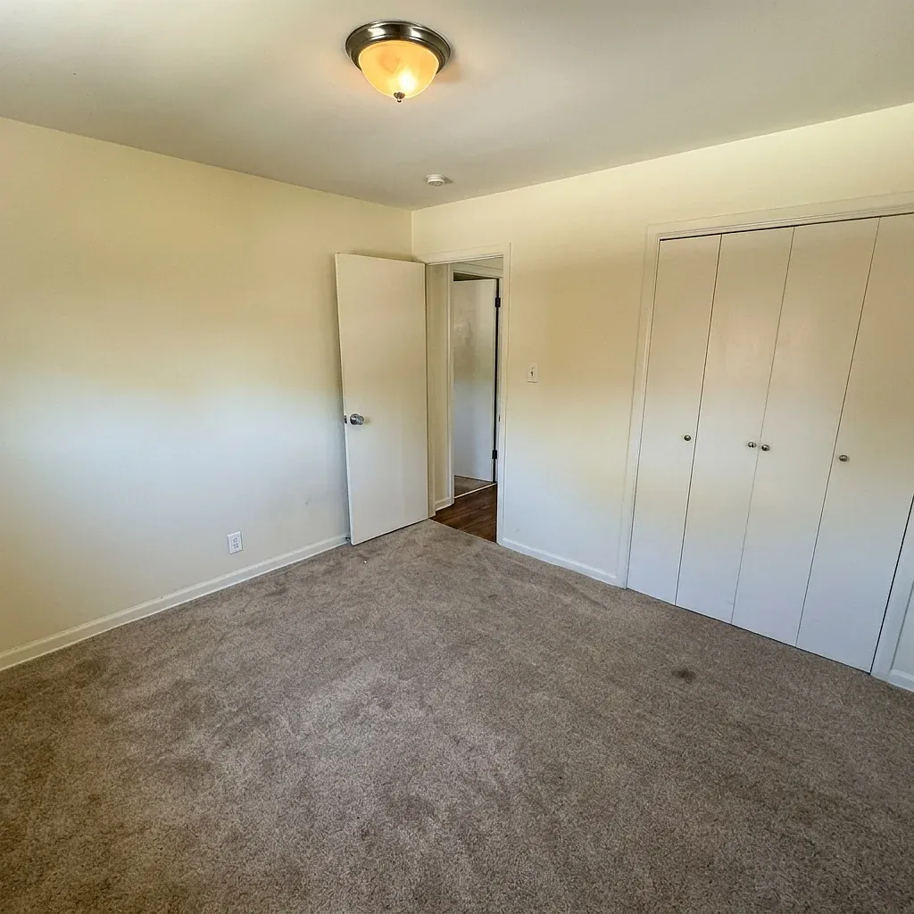 6 bed, 2056 sqft, $650 — Photo 3