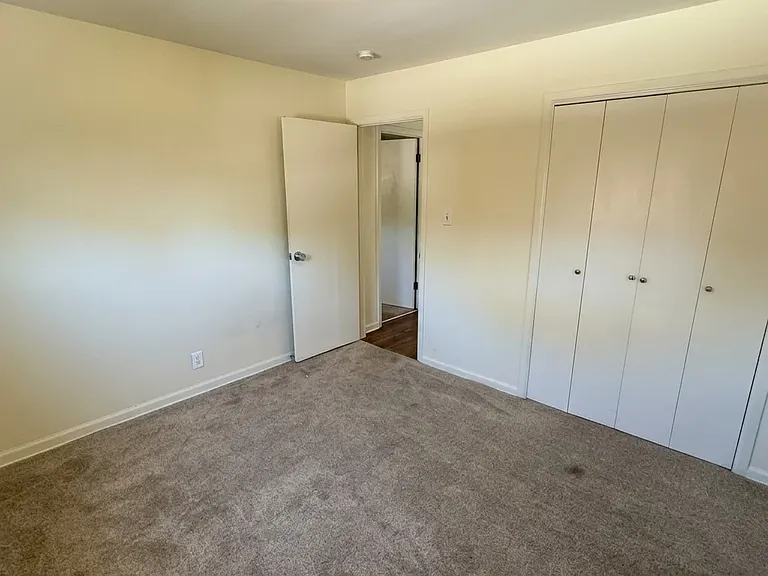 900 E 112th Pl — Photo 3