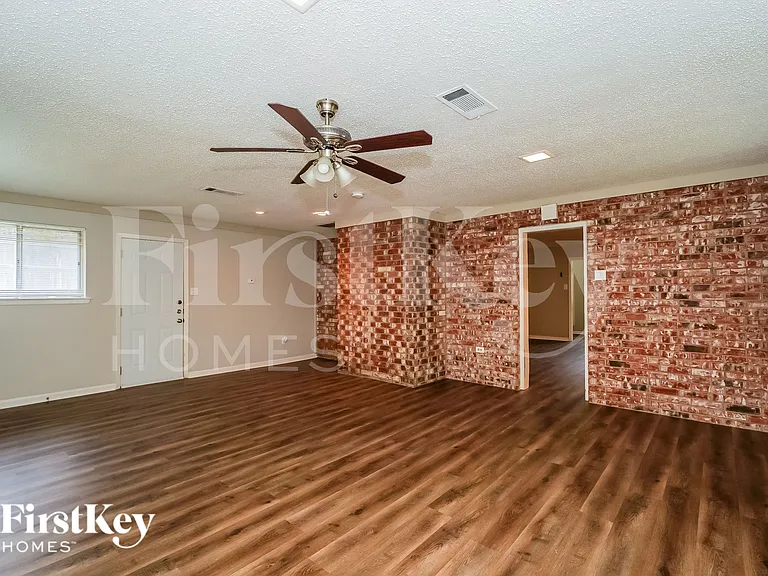 2100 Cedar Ct — Photo 10