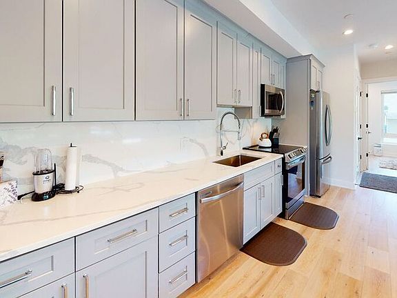 4th image of 3934 10th St NE #4