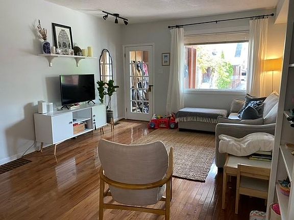 2nd image of 403 Davisville Ave