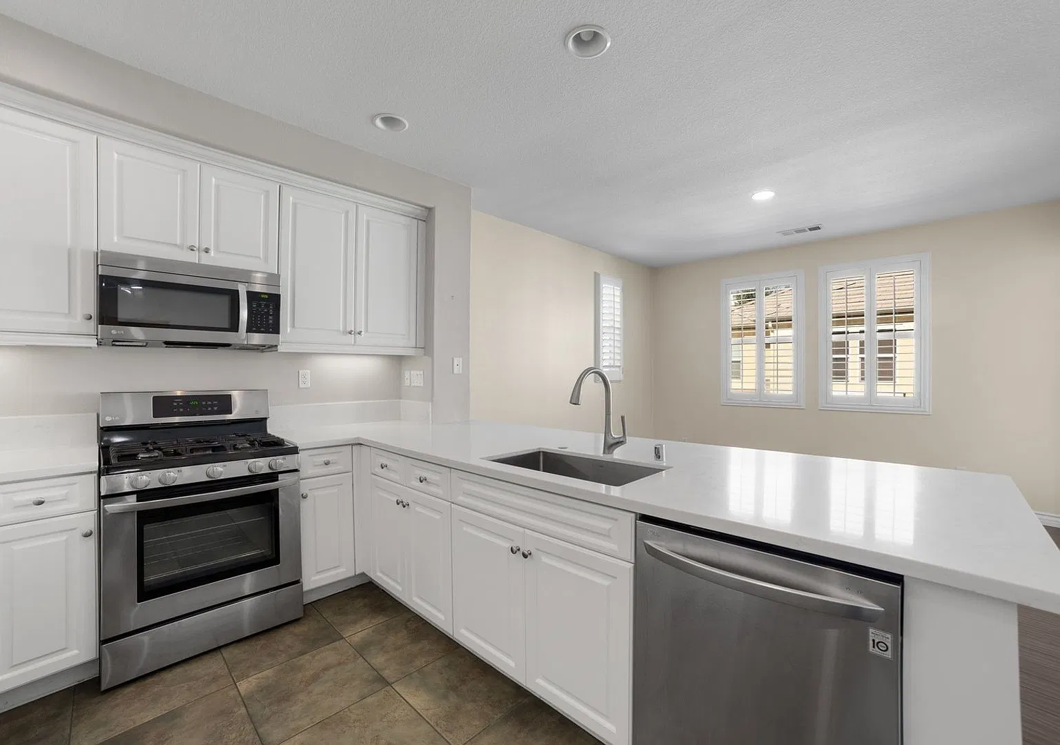 Charming 2BR Townhome in Rancho Cucamonga (Walking distance to Victoria Gardens!) — Photo 3