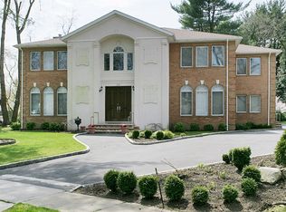 28 Stirrup Ln, Roslyn Heights, NY 11577