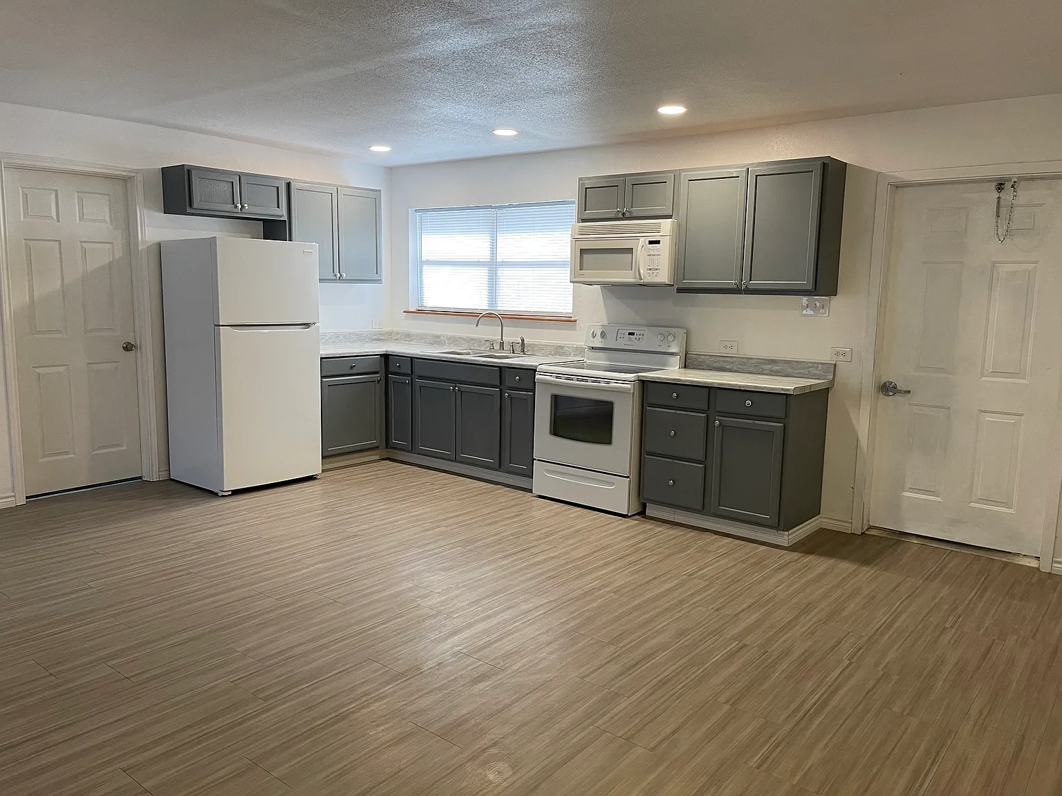 2 bed, $950 — Photo 2