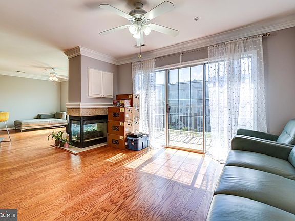 5th image of 4114 Oxford Ln APT 301