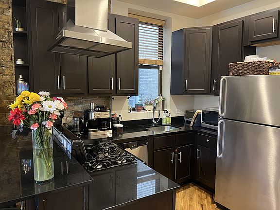 5th image of 936 N Wolcott Ave APT 1F
