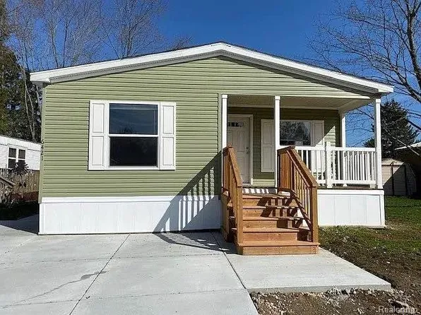 6421 Breezeway Dr, Brighton, MI 48114