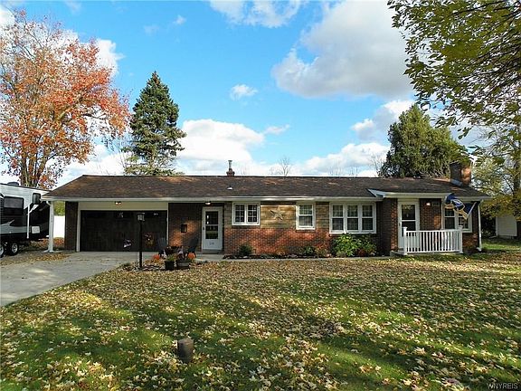 3rd image of 210 Oakwood Dr