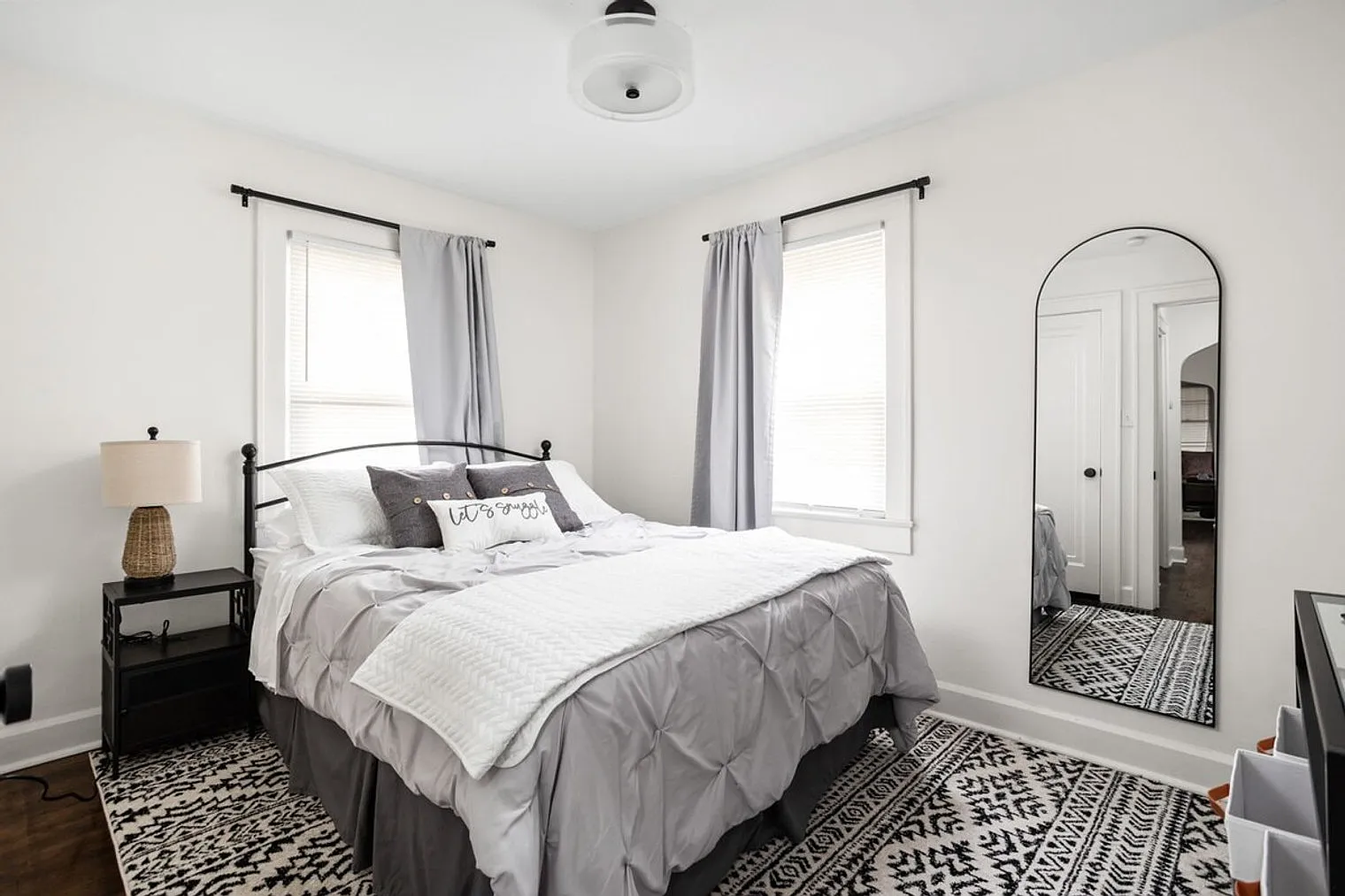 2 bed, 1.0 bath, $4,616 — Photo 2