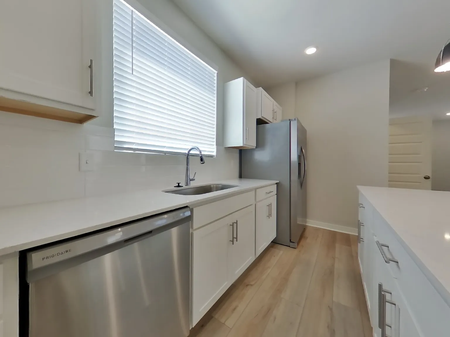 3 bed, 2.5 bath, 1704 sqft, $2,399 — Photo 4