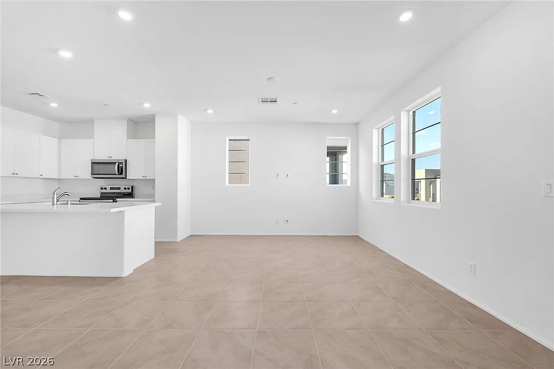 3 bed, 2.0 bath, 1364 sqft, $2,300 — Photo 3