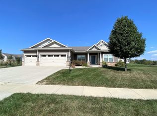 1106 Farm Lake Dr, Mahomet, IL 61853