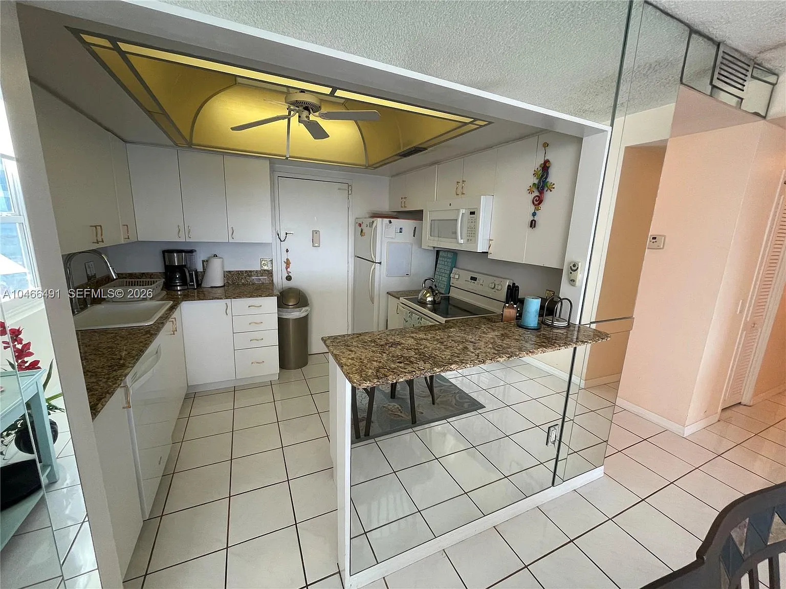 Alexander Towers Condo — Photo 2