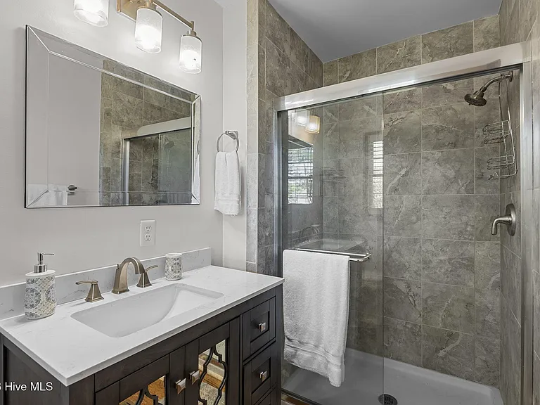 180 Wallace Rd — Photo 2