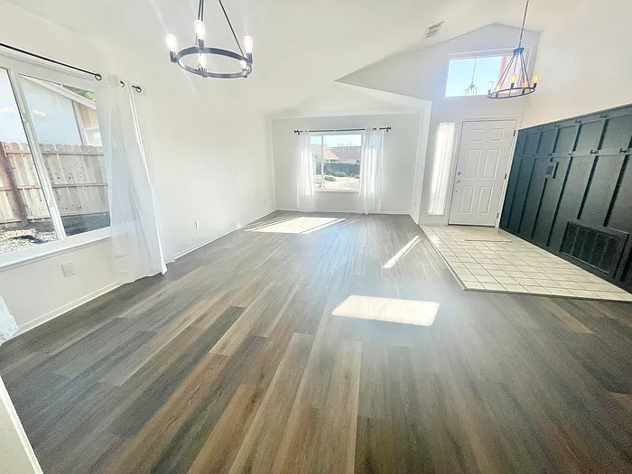 3 bed, 2.0 bath, 1728 sqft, $2,900 — Photo 2