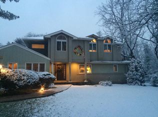 4 Rolling Dr, Old Westbury, NY 11568