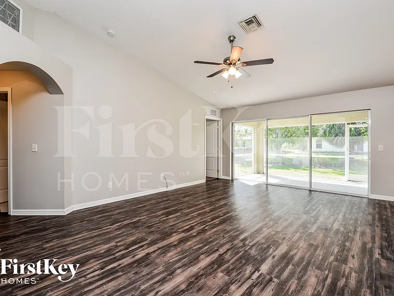218 Manatee St — Photo 3