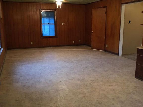 3rd image of 1602 Emily Dr