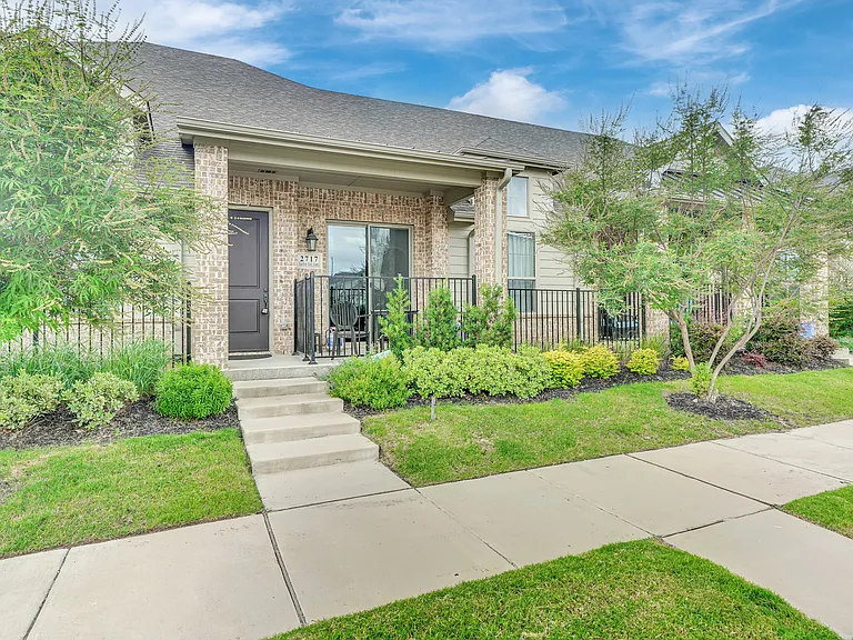 2717 Garden Gate Ln — Photo 2
