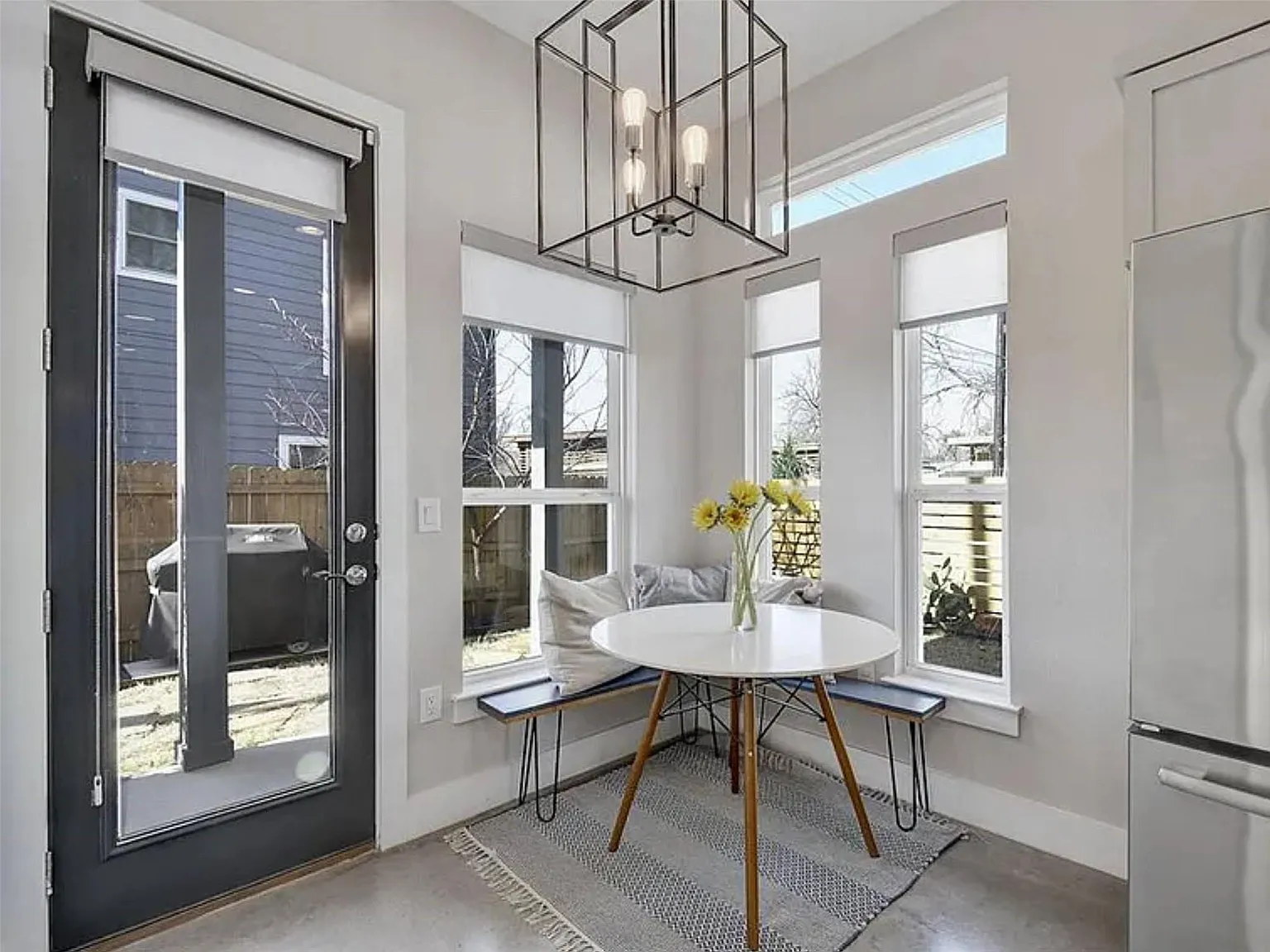 3 bed, 2.5 bath, 1086 sqft, $3,700 — Photo 2