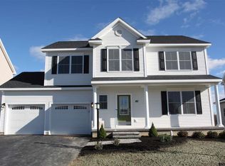 65 Waverly Cir, Watervliet, NY 12189