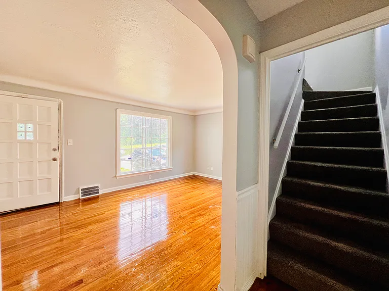 8606 Rosewood Ave — Photo 4