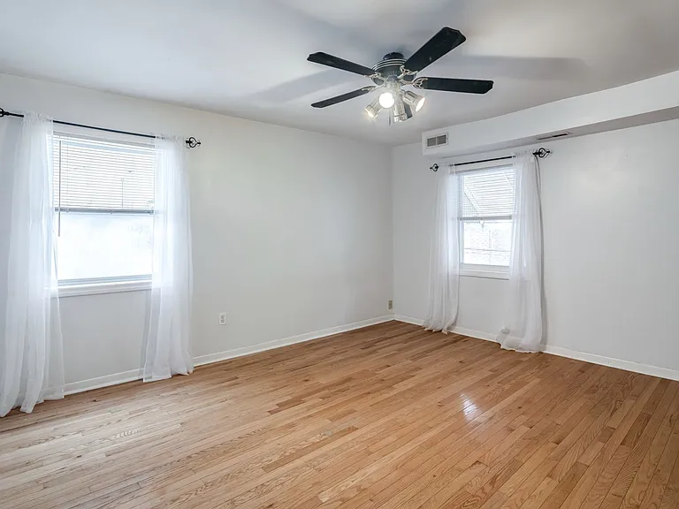 1202 S Alder St — Photo 3