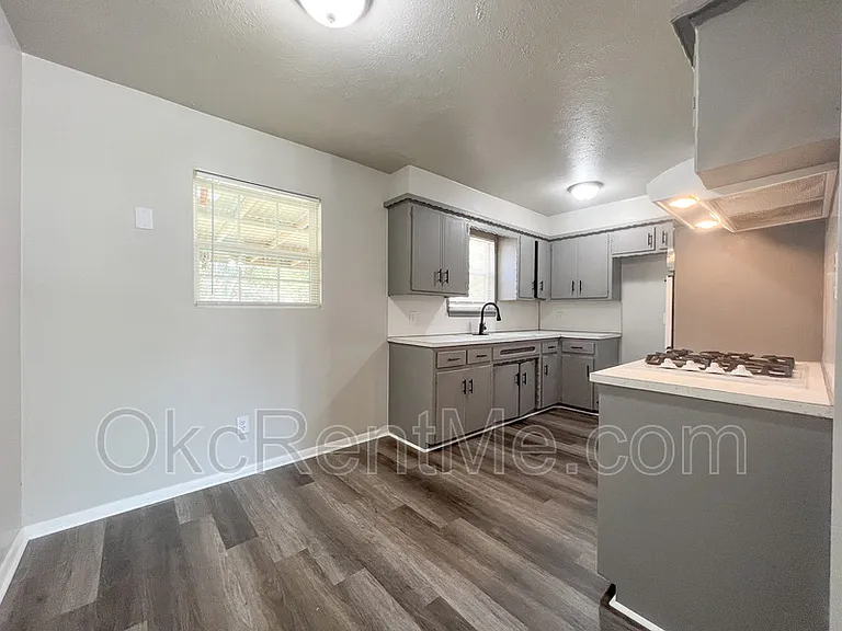 1900 N Mitchell Dr — Photo 8