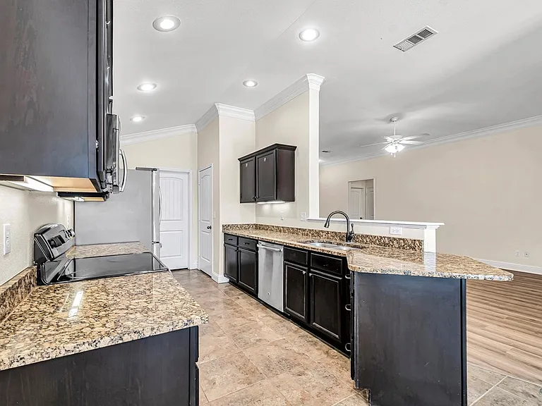 608 Memorial Ct — Photo 14