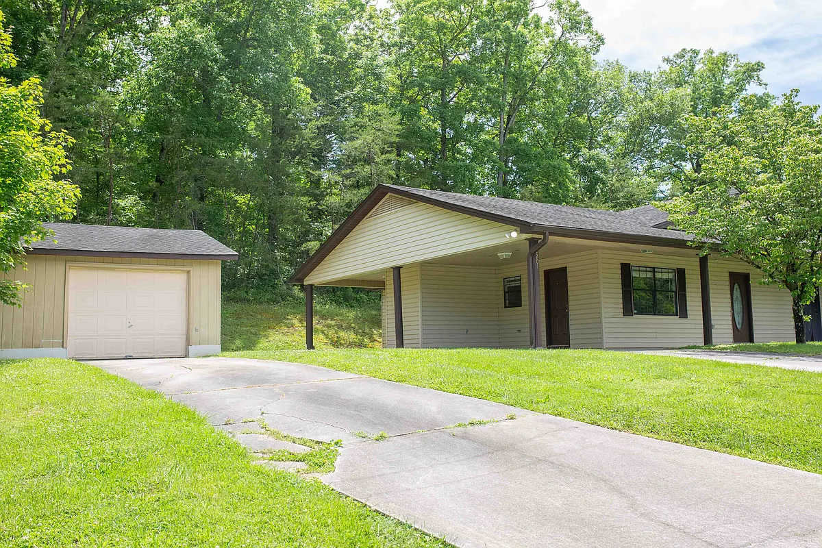 Building Photo - 1204 E Hendron Chapel Rd #1