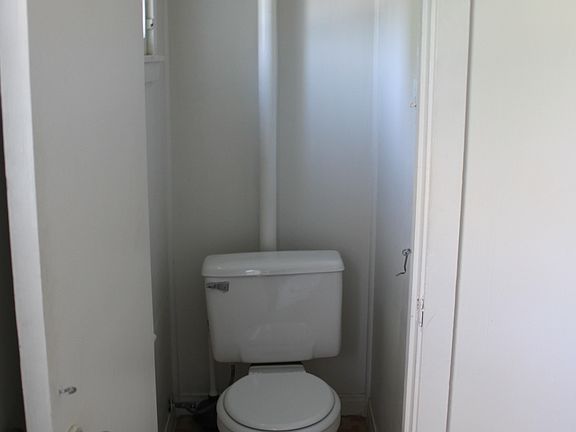 3rd image of 405 Glenwood Dr APT 1