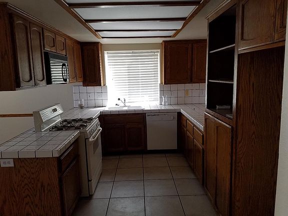 3rd image of 27240 Strawberry Ln
