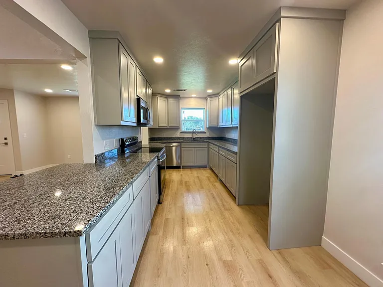 2922 Berkshire Dr — Photo 8