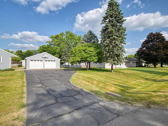 3rd image of 121 W Southfield Dr