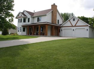 829 Shadyridge Ct, Grand Forks, ND 58201