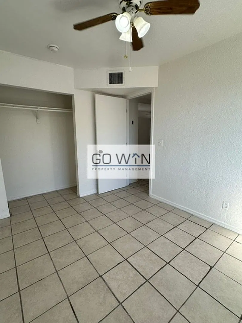 3233 W Melvin St — Photo 4