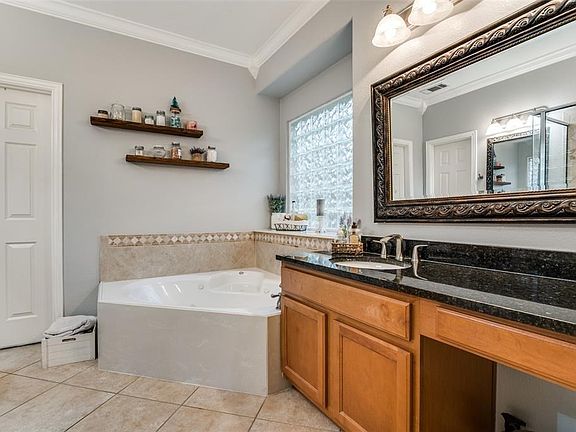 4th image of 1030 Pinehurst Dr