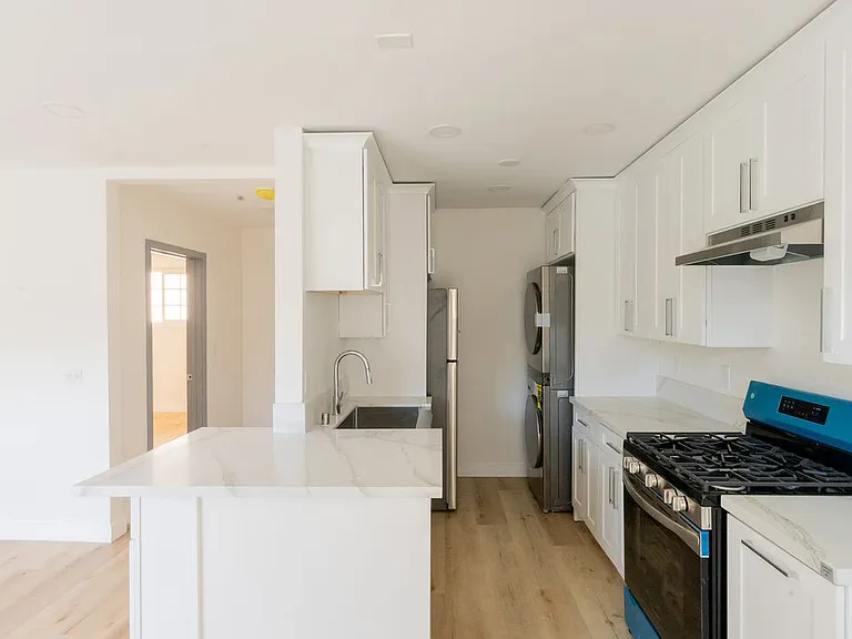 835 S Sherbourne Dr #12 — Photo 2