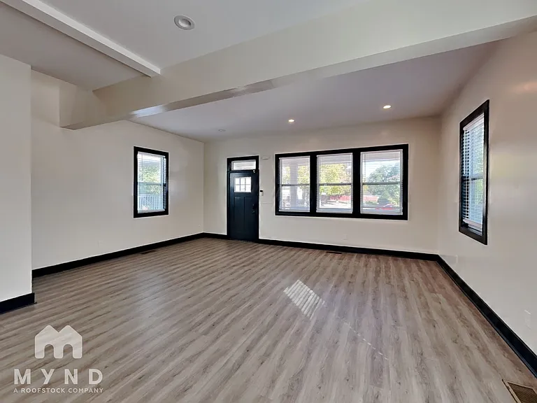 631 Windsor St SW — Photo 6