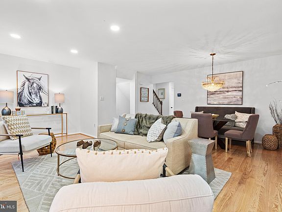 5th image of 35 Carriage House Cir