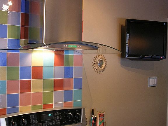 Range & wall-mounted TV