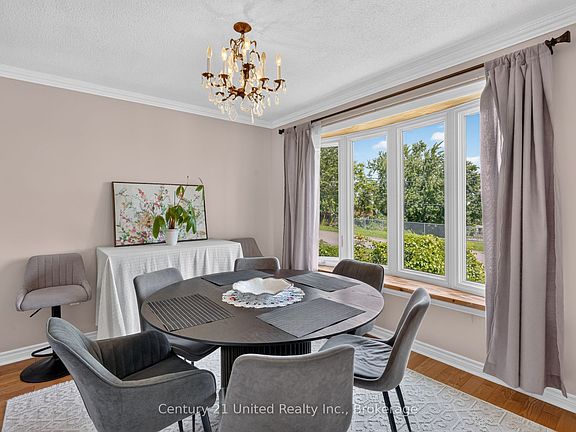 5th image of 1696 Applewood Cres