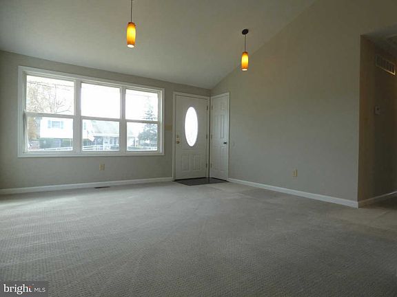 4th image of 37 Laclede Dr