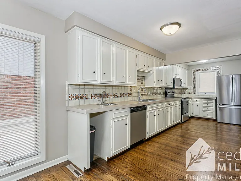 125 S Oakwood St — Photo 9